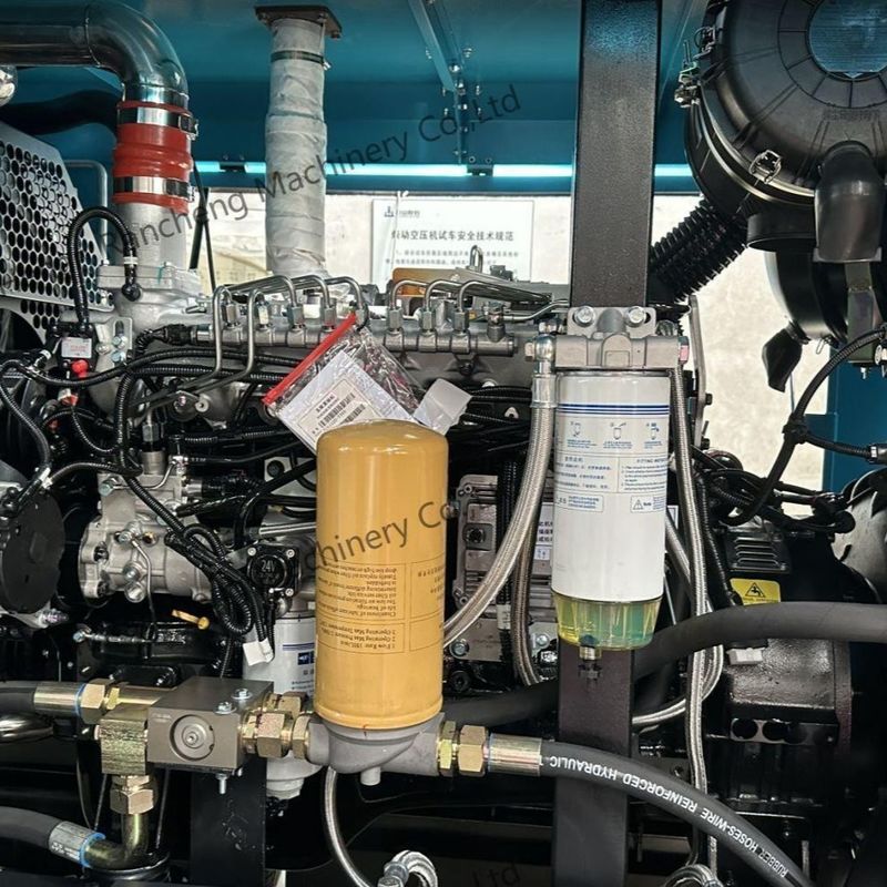 Four Wheels Trailer Type LGCY17-18-18/15TK Air Compressor Work Pressure 18bar 210HP Cummins Engine For 150-200m Drilling
